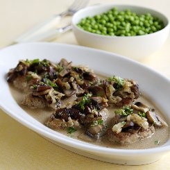Mørbradbøffer i fad med champignon