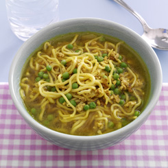 Nudelsuppe med karry - børnevenlig fremgangsmåde