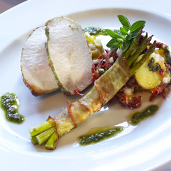 Pestostegt Filet Royal med ovnbagte rabarber, baconsvøbte asparges og marinerede kartofler