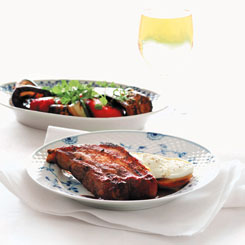 Ribsteaks med barbecuesauce, marinerede grøntsager og brød med mozzarella