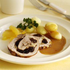 Rullesteg med æbler og svesker