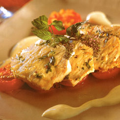 Sauté-skiver med bagte tomater og honning-/ sennepsdressing