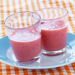 Jordbærsmoothie med banan, hyldeblomstsaft og yoghurt