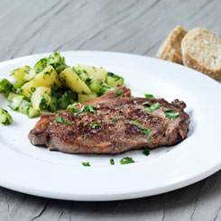 Bøffer af tyndstegsfilet med lun salat af agurk, kartofler og krydderurter