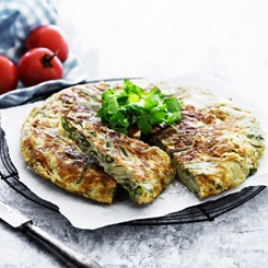 Frittata med kartofler og bønner samt tomatsalat