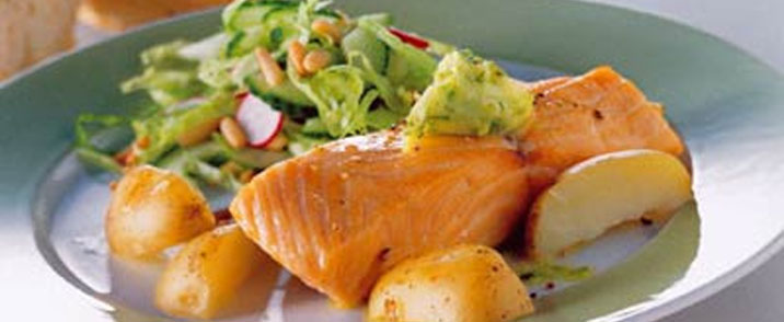 Ovnstegte laksefileter med limesmør og sommersalat