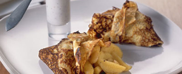 Pandekager med æblekompot og mandler