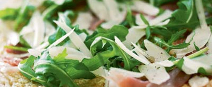 Pizza med mozzarella, parmaskinke og rucola