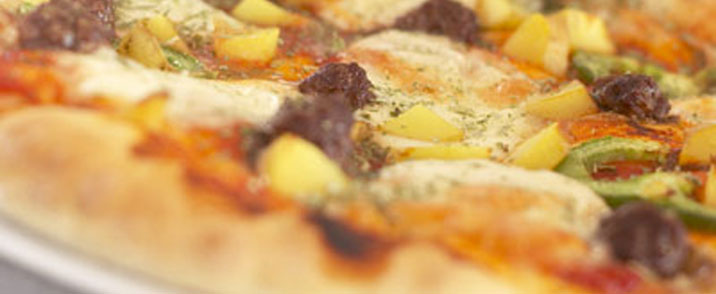 Hjemmelavet pizza med oksekød, kartofler og peberfrugt