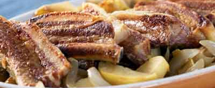 Ribben med barbecuesauce og coleslaw