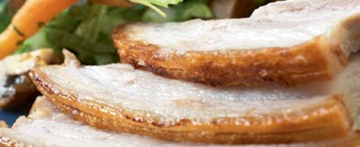 Ribbenssteg med brun sauce og grønt tilbehør