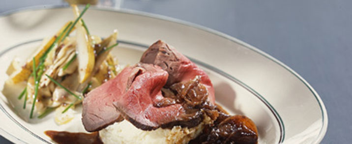 Braiseret roastbeef med persillerodspuré og pære fennikelsalat