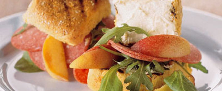Ristet sandwich med rørt flødeost og ferskner