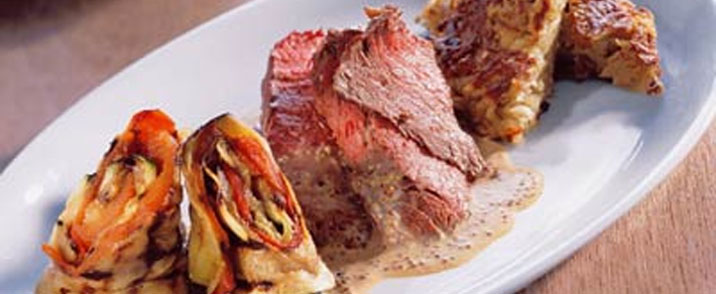 Roastbeef af tykstegsfilet med jordskokkerösti og grønsagsruller