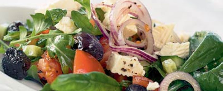 Salat med tomater, oliven og feta
