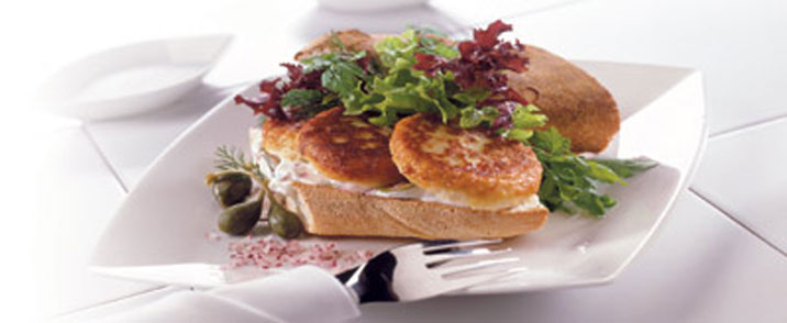 Sandwich med fiskefrikadeller og kapersdressing