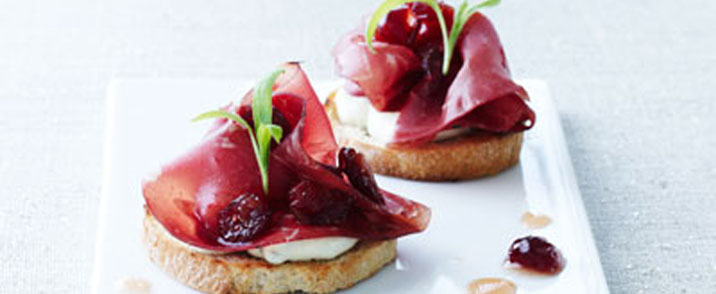Små brød med estragoncreme, bresaola og appelsinkogte tranebær