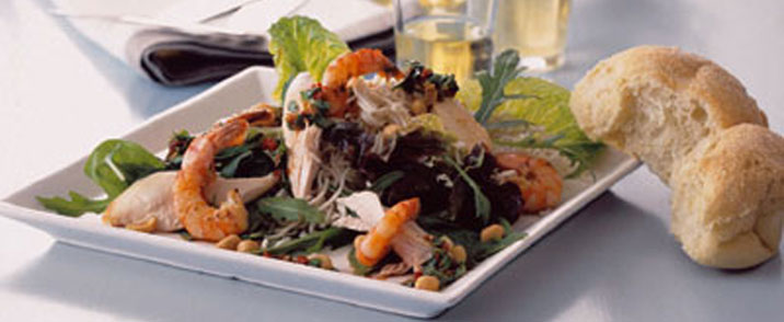 Thai kyllingesalat med grillede rejer og peanuts