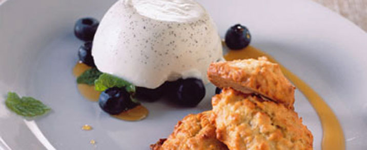 Tykmælks panna cotta med havregrynskager