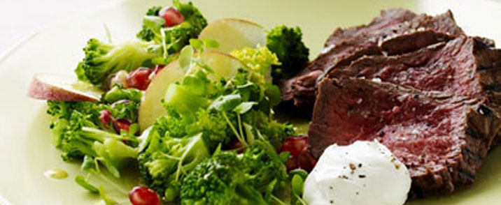 Tykstegsbøffer med smuk og smagfuld salat
