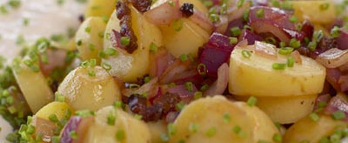 Varm kartoffelsalat med bacon