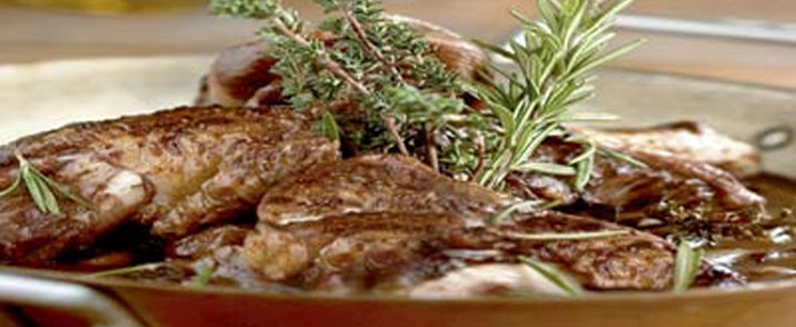 Coq au vin med bacon, champignon og krydderier