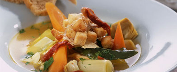 Efterårssuppe med kalkun, grove grøntsager og gratinerede croutons