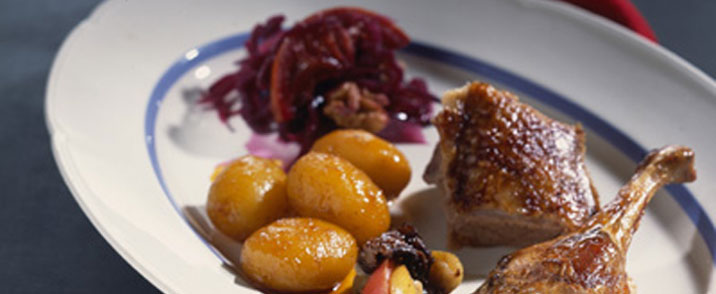 Andesteg med appelsinbrunede kartofler og rødkål med valnødder