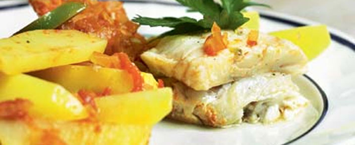 Fisk bagt med tomat og kartofler