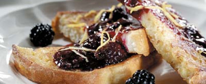 Fransk toast med brombærsirup