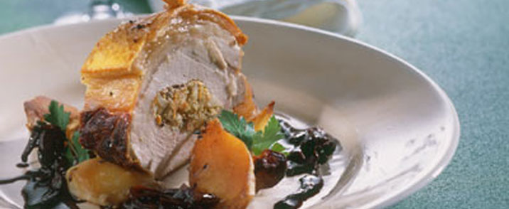 Fyldt svinekam med ovnstegte kartofler og rødvinssauce