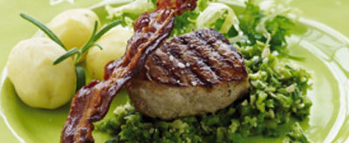 Grillede svinemørbradbøffer med grov asparges/mandelmos