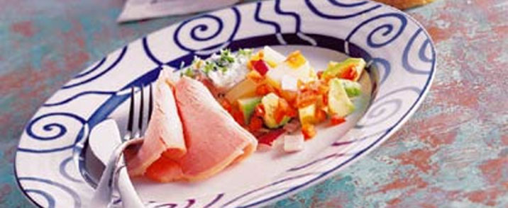 Hamburgerryg med lun avocado-kartoffelsalat og pikant sauce