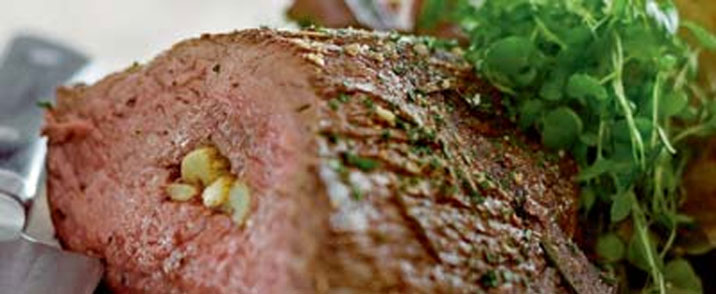 Hvidløgsfyldt roastbeef