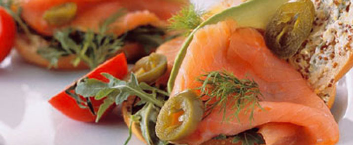 Bagels fyldt med røget laks og smurt med sennepssmør