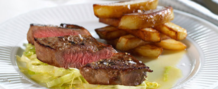 Kalvekoteletter med hvidkål, honning og hjemmelavet pomfritter