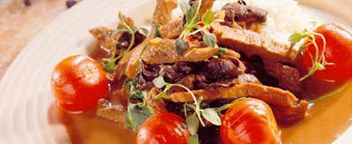 Kalvekød i strimler med rucola og svampe