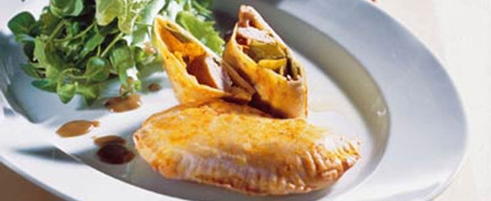 Karry pirog med kylling og grøn salat