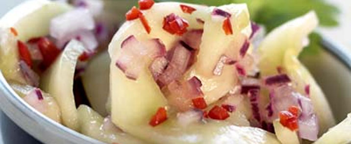Agurkesalat med rødløg og lime