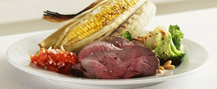 Kuglegrillstegt roastbeef med majs, tomatsalsa og kartoffelsalat