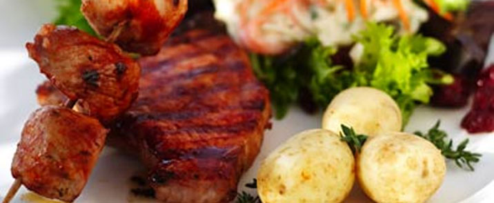 Barbecueskinke med fyldte salatblade