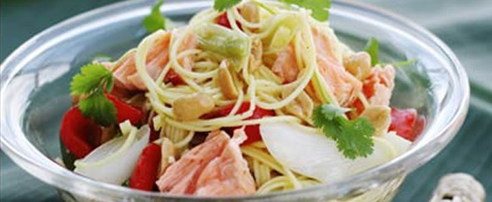 Nudel salat med asiatisk dressing og grillet laks
