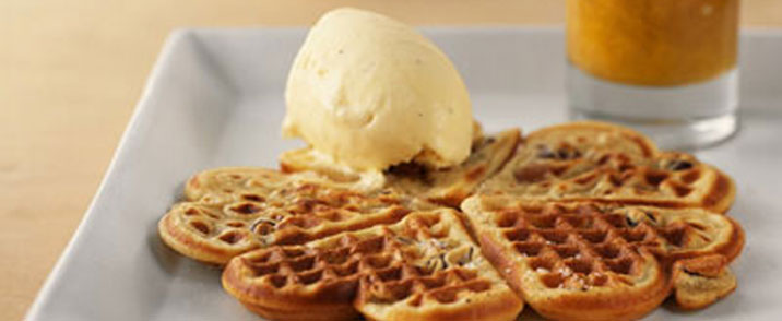 Nøddevafler med is og appelsinsauce