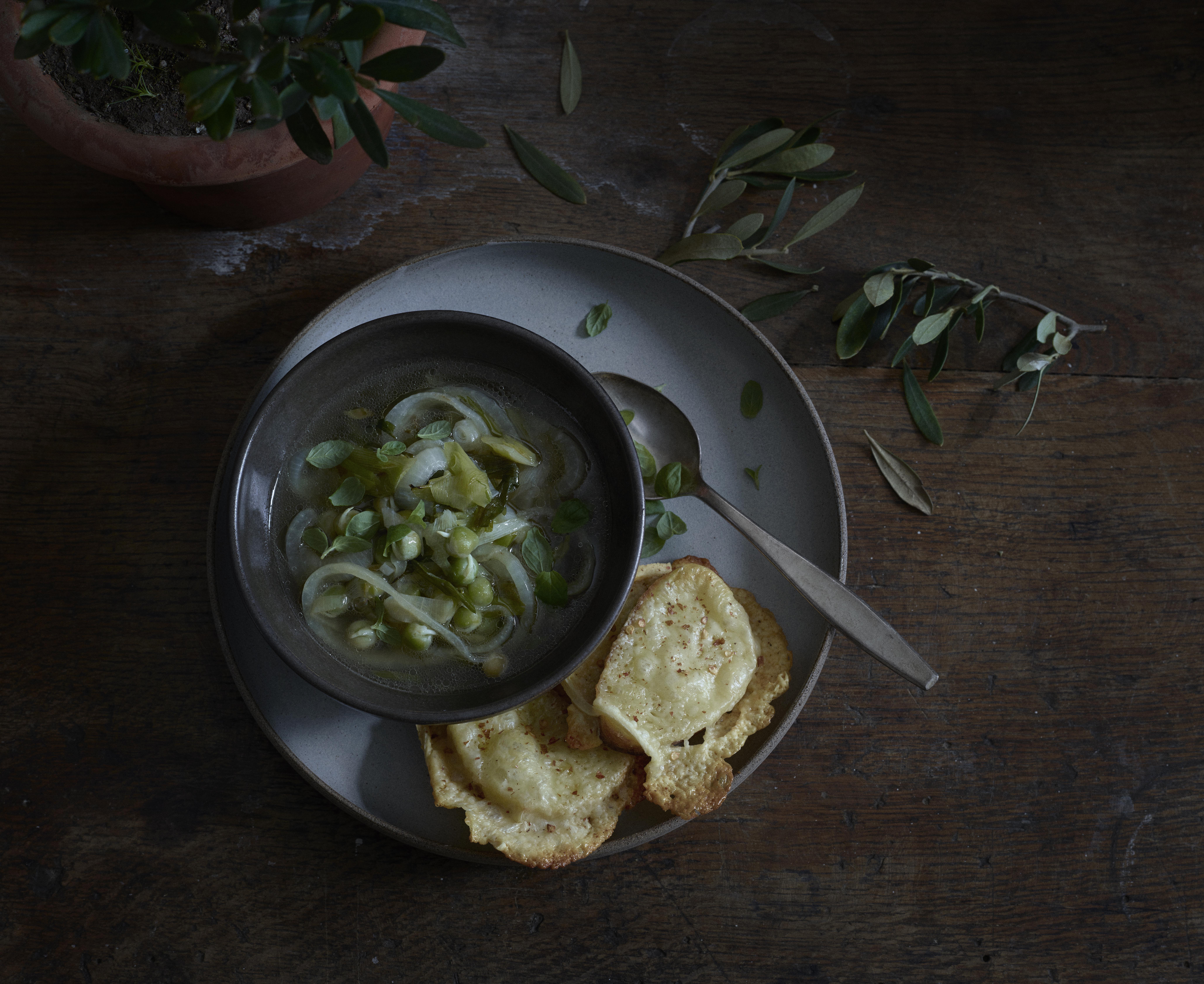 Løg og ærtesuppe med gratinerede ostebrød