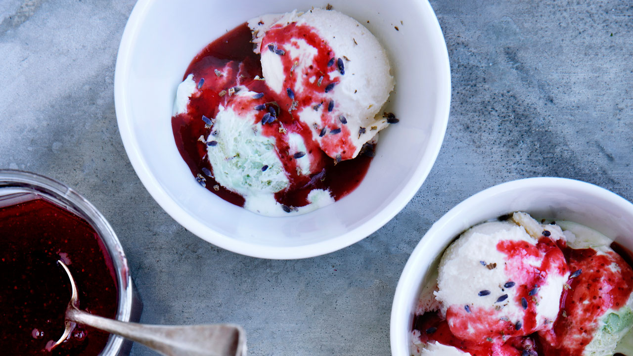 Jordbærsauce for voksne til sommerens is