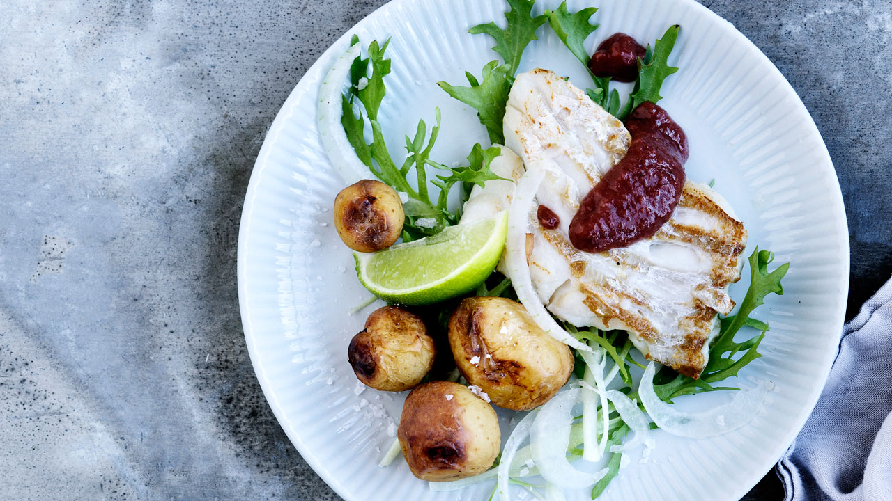 Stegt torsk med jordbær- og rosinketchup
