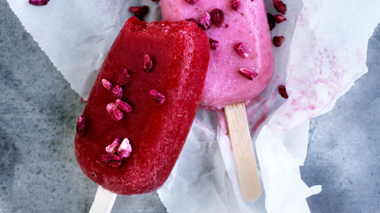 Pindeis med jordbær