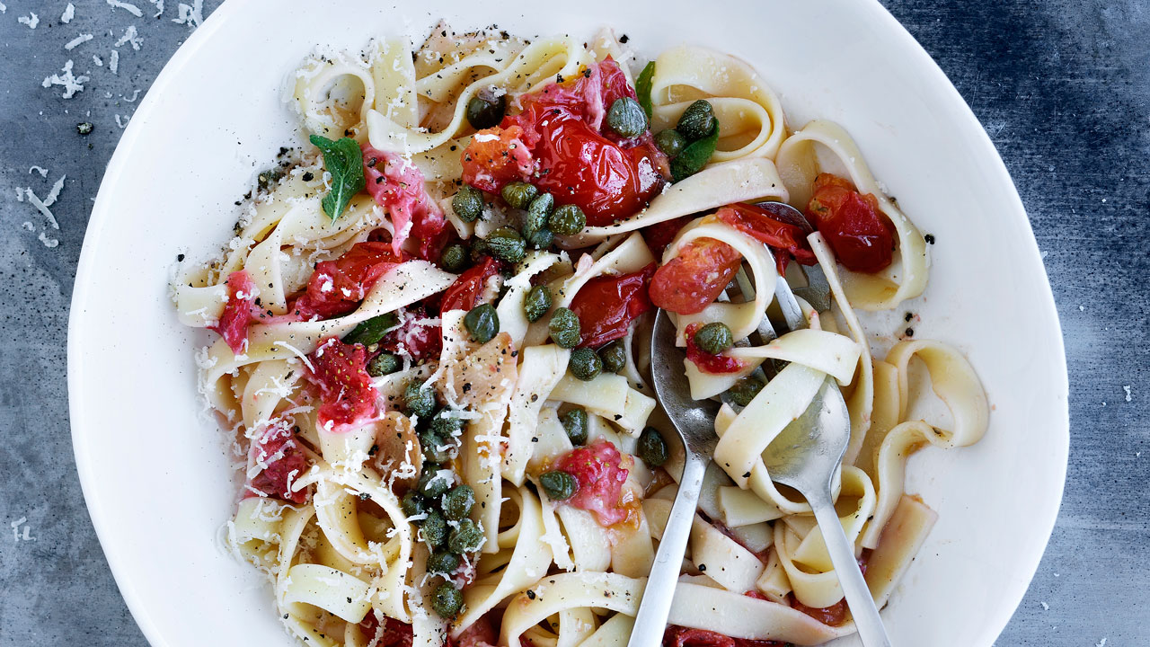 Pasta med tomatsauce krydret med jordbær og salvie 