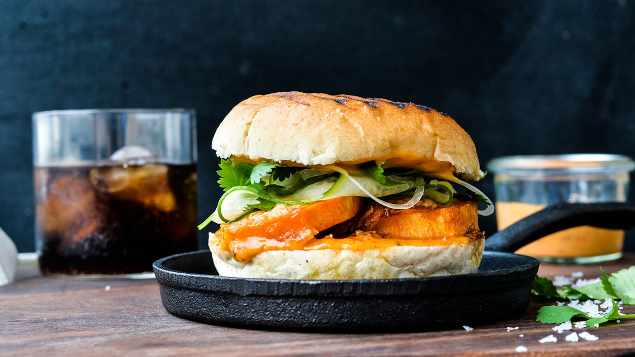 Burger med søde kartofler, chilimayo & sure agurker