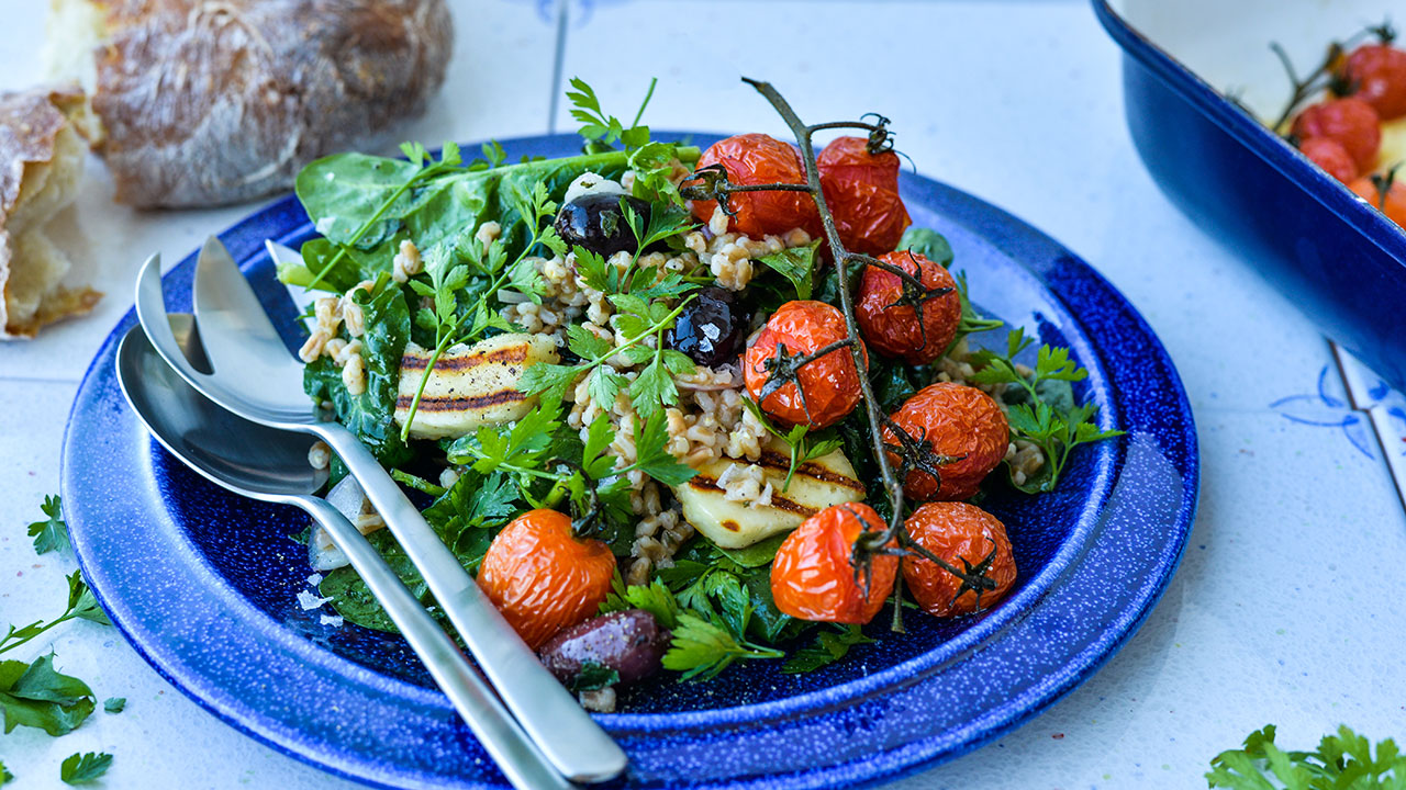 Lun speltsalat med halloumi & bagte tomater
